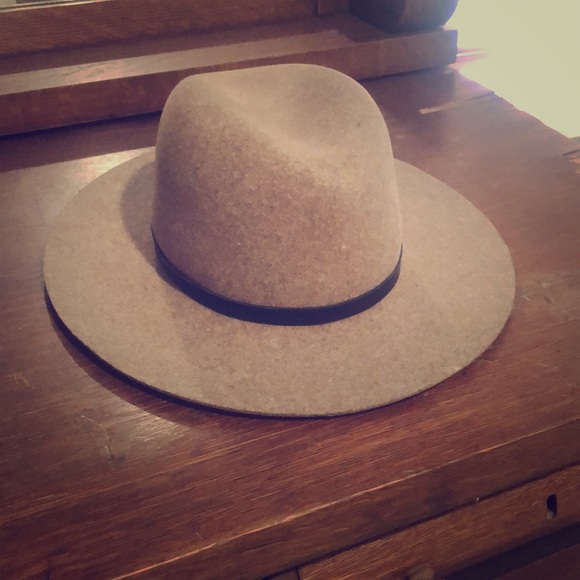 Janessa Leone Accessories - Janessa Leoné 100% wool hat